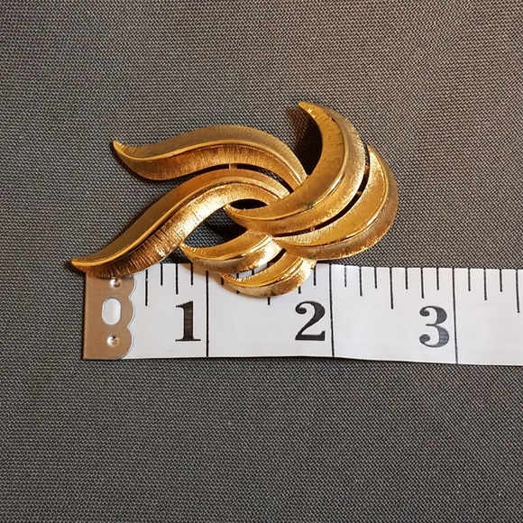 VTG Crown Trifari gold abstract brooch - Picture 2 of 7